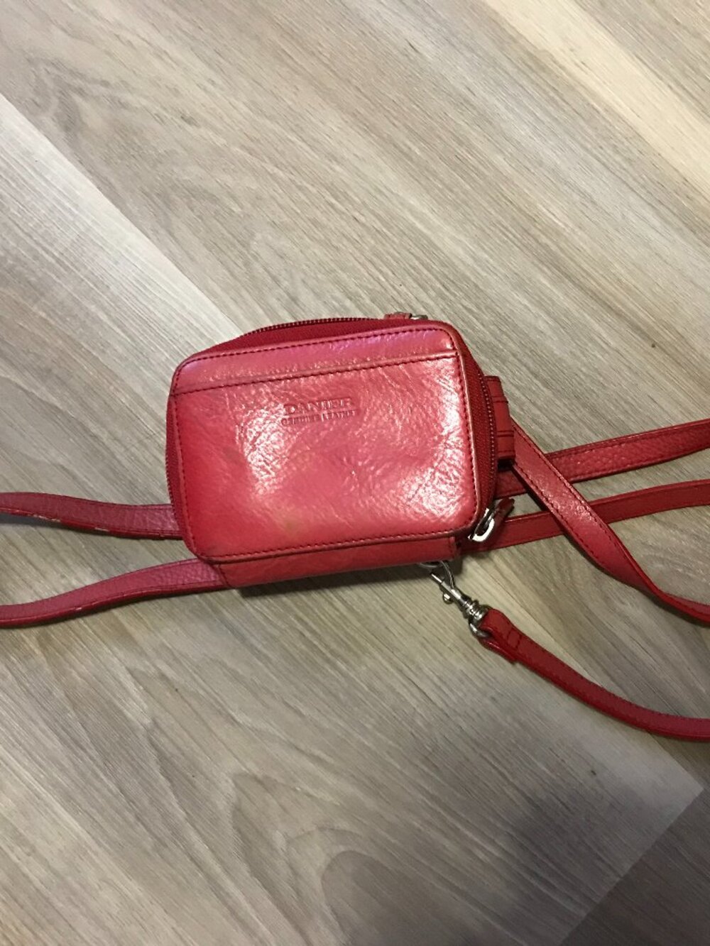Danier Ladies Red Leather Crossbody Purse/Case - Picture 4 of 7